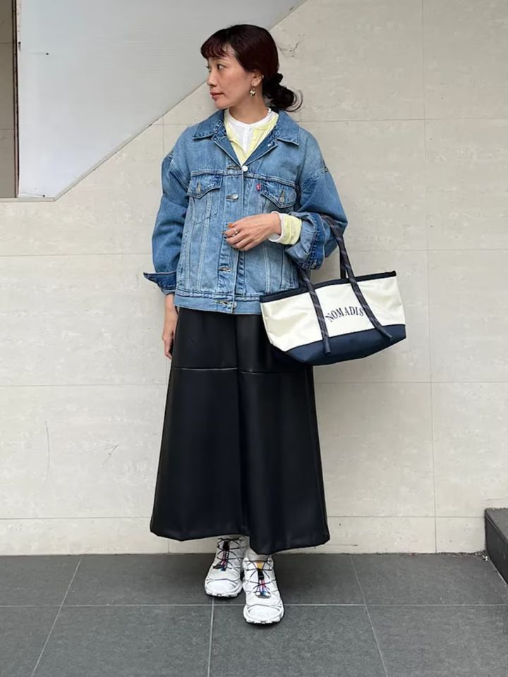 デニム＆レザー調スカートで異素材ミックス