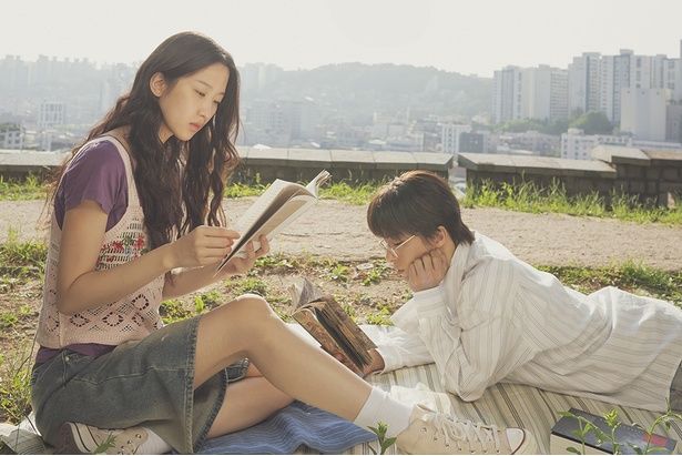 【写真を見る】10年ぶりに再会した、かつて恋人関係にあった男女が思い出をたどる『サヨナラの引力』 [c] 2025 KC VENTURES CO., LTD AND K WAVE MEDIA LTD ALL RIGHTS RESERVED.