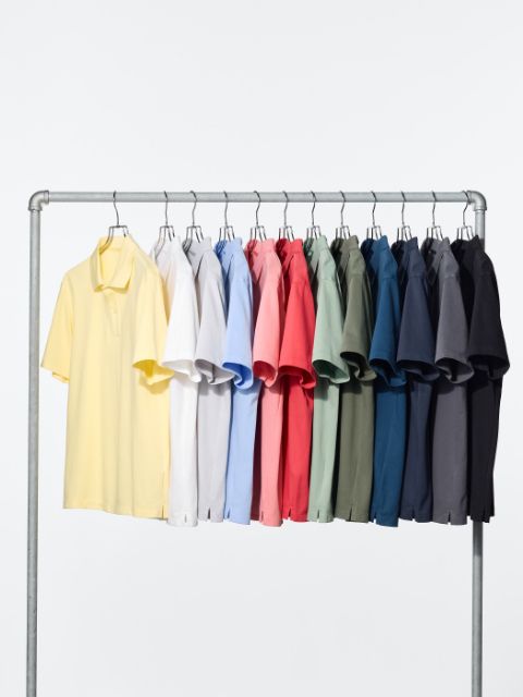 カラフルなTシャツが並んでいる