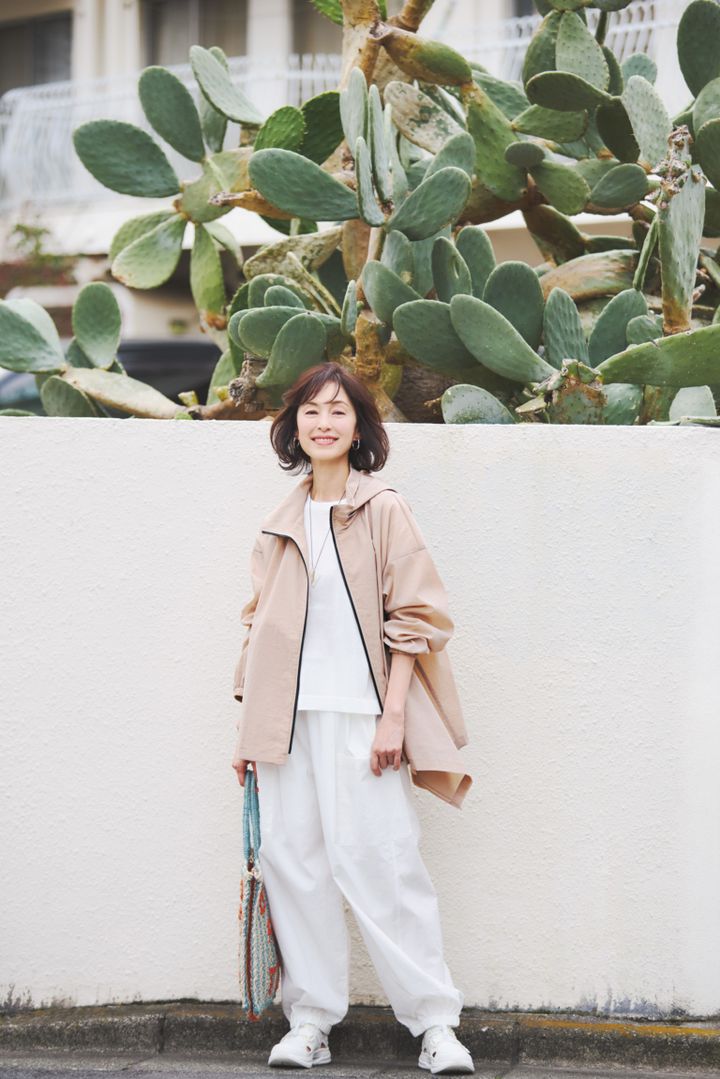 パーカ¥82,500／アドーア、ニット¥7,990／アンフィーロ（オンワード樫山）、パンツ¥13,000／プラステ、ネックレス¥11, 660／アドラル（ズットホリック）、イヤリング¥8,640／アビステ、バッグ¥16,610／ ザ・ジャクソンズ（アッシュ・ペー・フランス）、スニーカー¥10,890／コンバース（コンバースインフォメーションセンター）