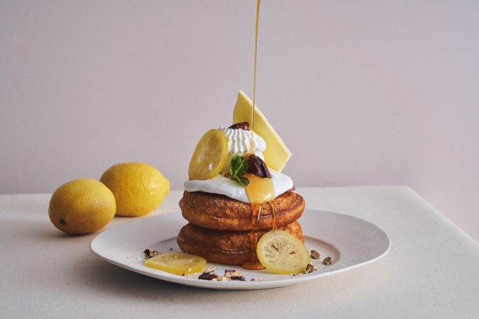 カフェ＆ブックス ビブリオテーク 塩バニラクリームとシュガーバターのパンケーキ レモンティーソース
