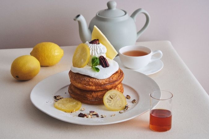 カフェ＆ブックス ビブリオテーク 塩バニラクリームとシュガーバターのパンケーキ レモンティーソース