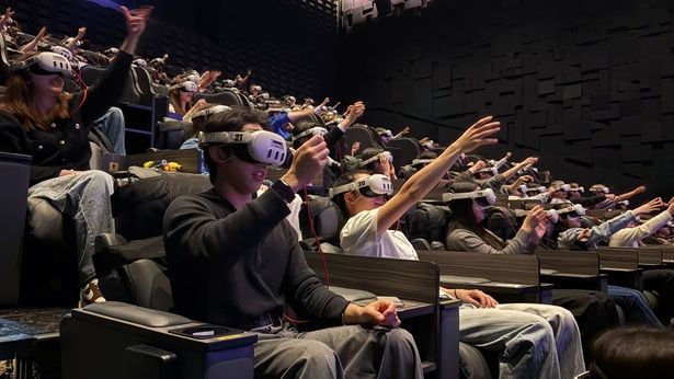 “最前列超え”とも言える、VRコンサートならではのK-POP体験(『LE SSERAFIM VR CONCERT：INVITATION』) [c] HYBE JAPAN ／ [p]&[c] SOURCE MUSIC