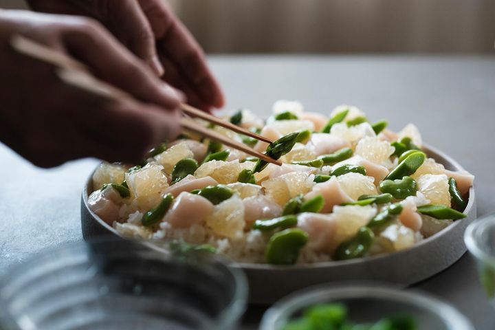 具材をのせて仕上げる