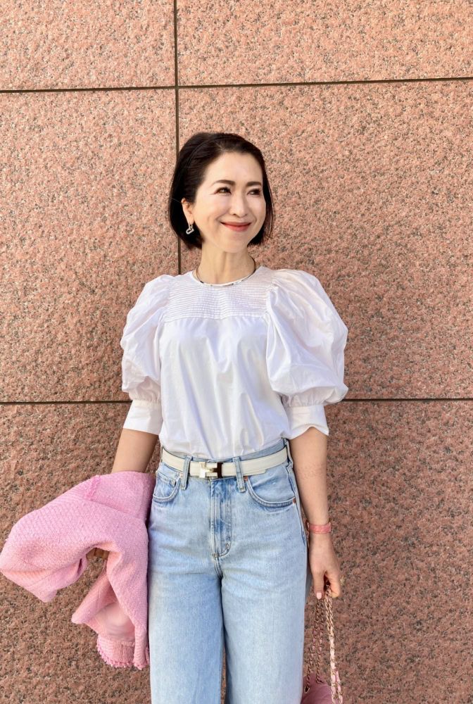 パフスリーブがかわいい白トップス