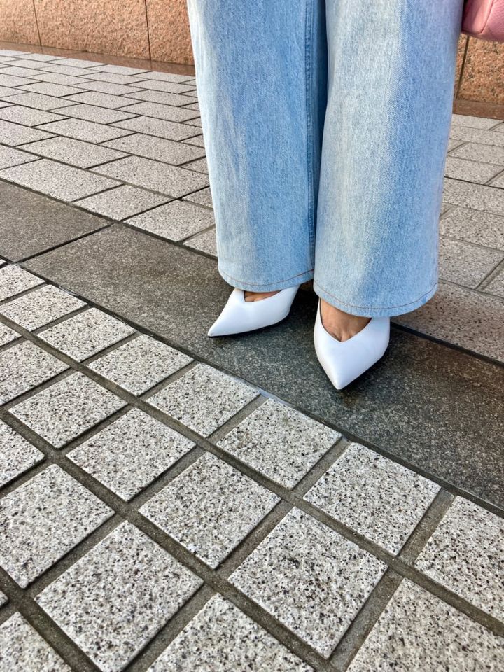 清潔感があってデニムにマッチする白パンプス