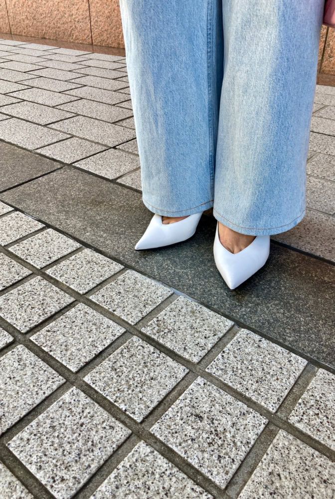 清潔感があってデニムにマッチする白パンプス