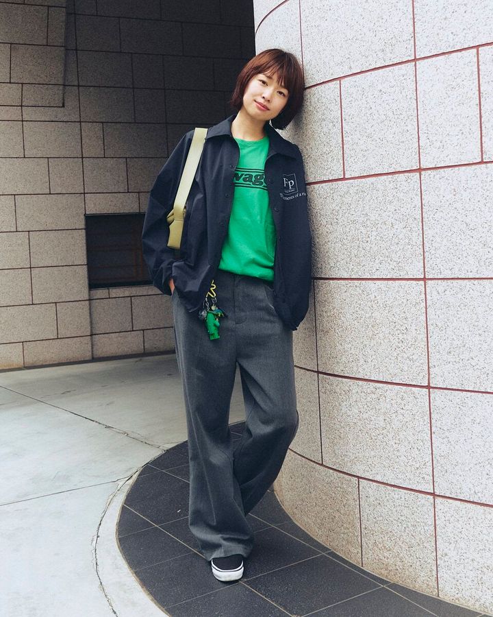 【30代スナップ】Tシャツとキーホルダーを同トーンの緑で合わせて