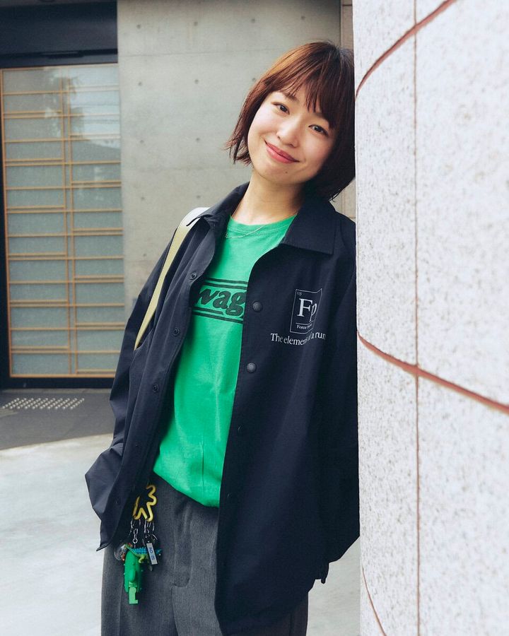【30代スナップ】Tシャツとキーホルダーを同トーンの緑で合わせて