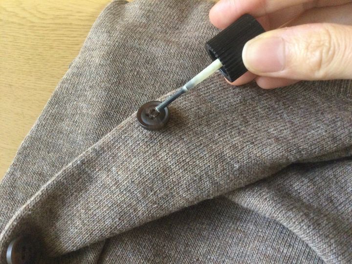 ほつれたボタン糸にマニキュアを塗る