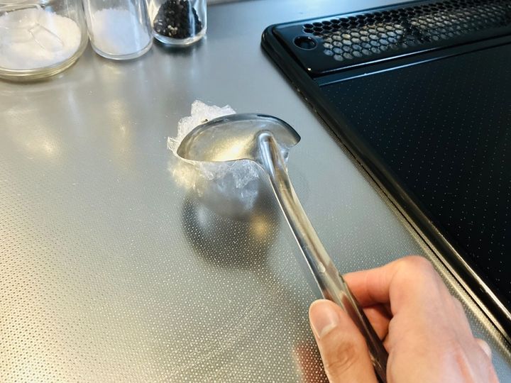 【使い終えた食用品ラップ】丸めてポンと置くだけ「代役にぴったり」「これで十分です」