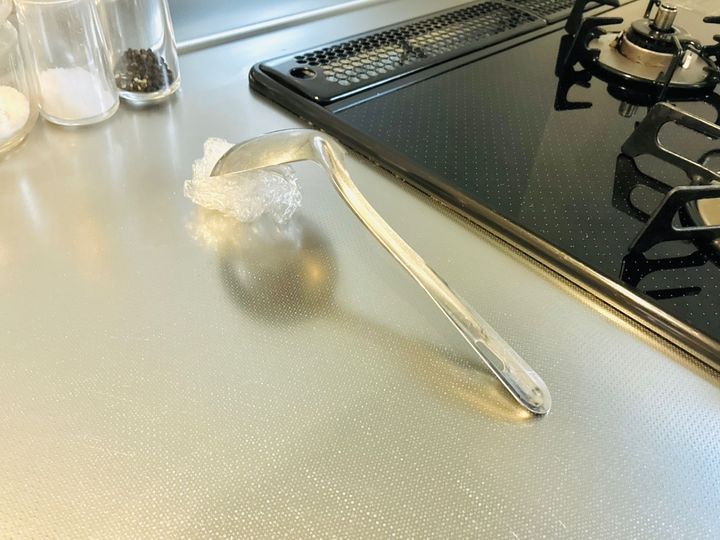 【使い終えた食用品ラップ】丸めてポンと置くだけ「代役にぴったり」「これで十分です」
