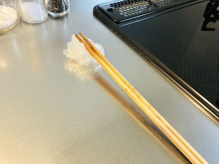 【使い終えた食用品ラップ】丸めてポンと置くだけ「代役にぴったり」「これで十分です」
