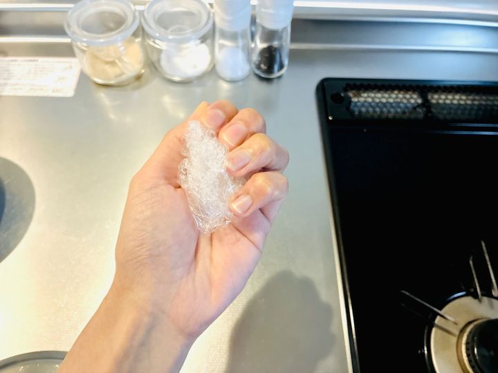 【使い終えた食用品ラップ】丸めてポンと置くだけ「代役にぴったり」「これで十分です」