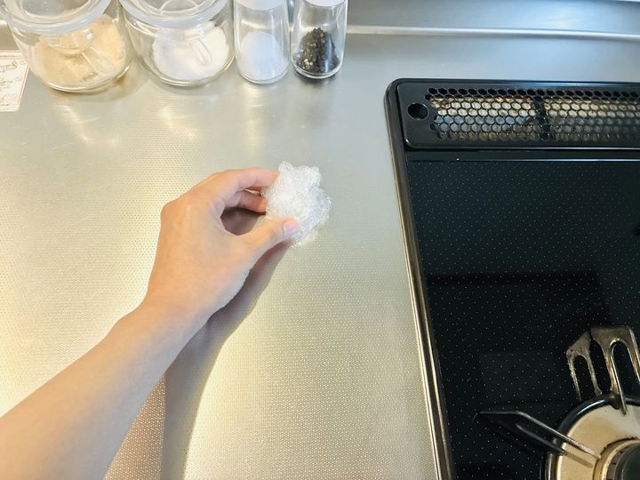 【使い終えた食用品ラップ】丸めてポンと置くだけ「代役にぴったり」「これで十分です」
