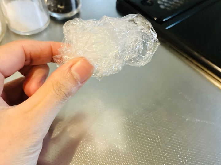 【使い終えた食用品ラップ】丸めてポンと置くだけ「代役にぴったり」「これで十分です」