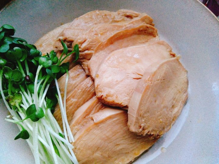 茹で鶏を漬け込んで作るにんにく甘辛鶏チャーシュー