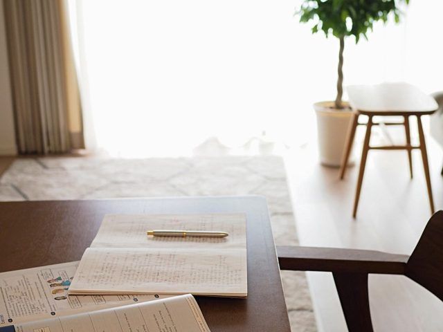 ダイニングテーブルに置かれた勉強道具