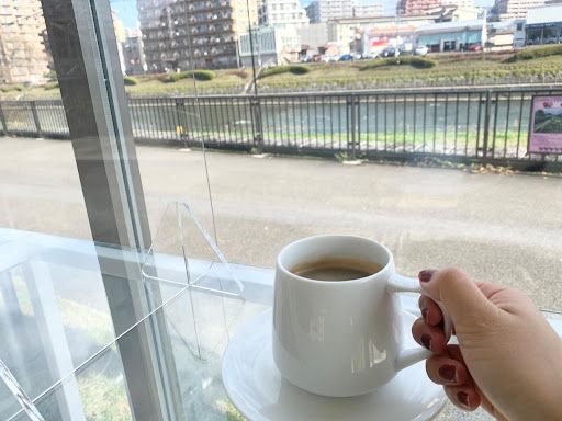 コーヒーを持つ手