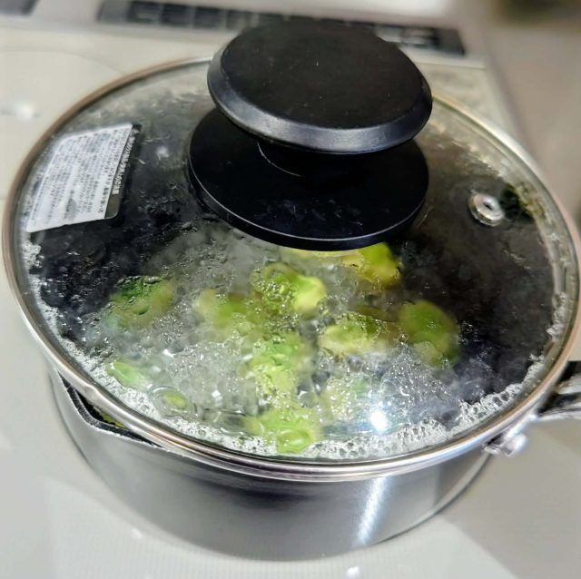 そらまめを茹でる