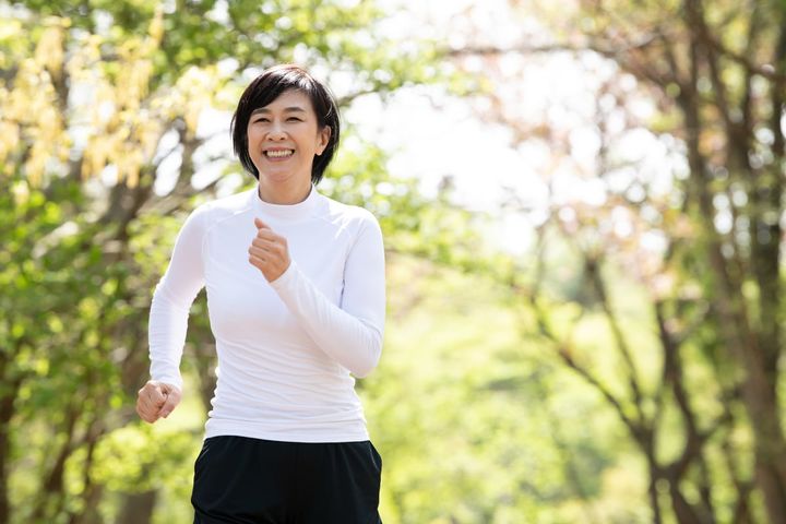 1日1万歩歩くと健康によいのは本当？（画像はイメージ）