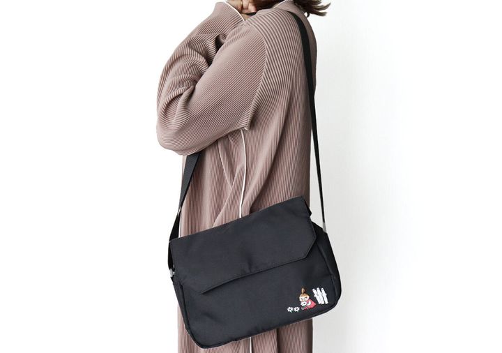 ショルダーバッグを肩掛けしている女性