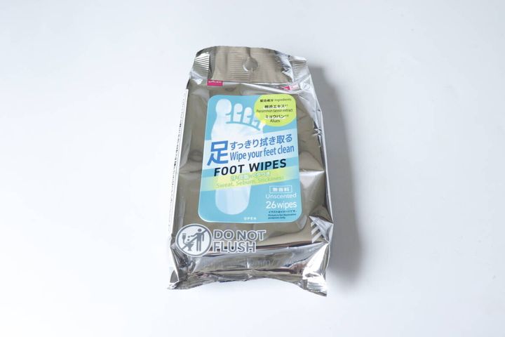 ダイソー メンズ すっきり足ふきシート（無香料、26枚） パッケージ