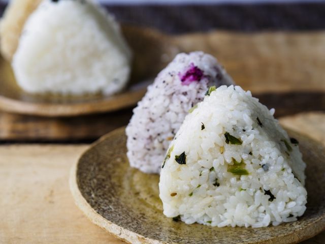 手作りの三角おにぎり ゆかりなどのふりかけ