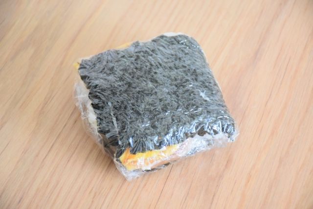 ラップで包んだ手作りおにぎり おにぎらず