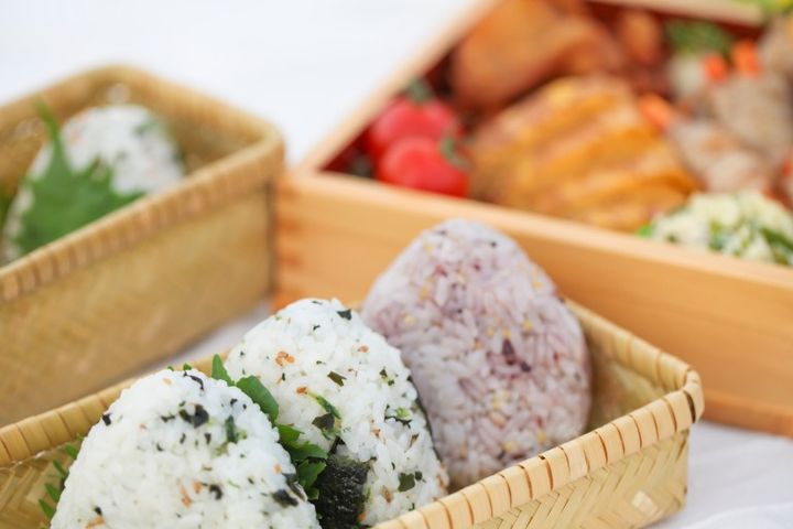 お弁当のおにぎり ランチボックスに3つ