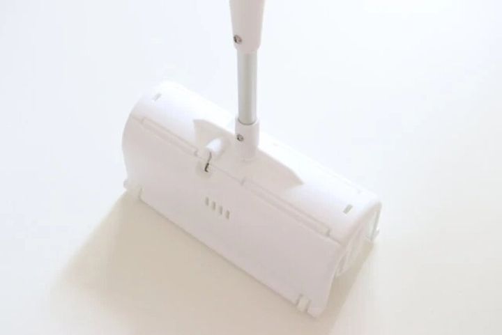 ダイソーのケース一体式粘着クリーナーは自立する
