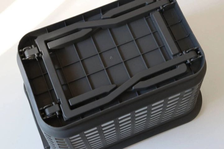 ダイソーの高さが変えられるバスケットの足を畳んだ状態