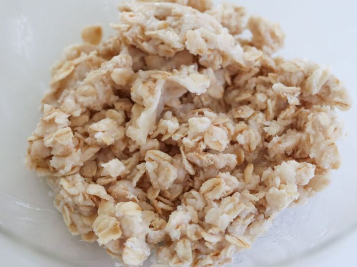 粉類と液体を混ぜ合わせた米粉オートミールクッキーの生地