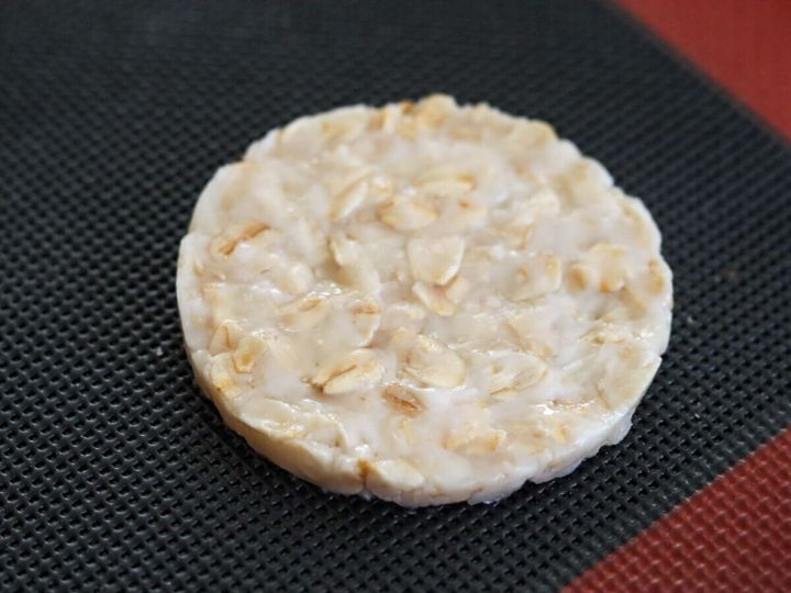 セルクルを外して丸く整形された米粉オートミールクッキーの生地