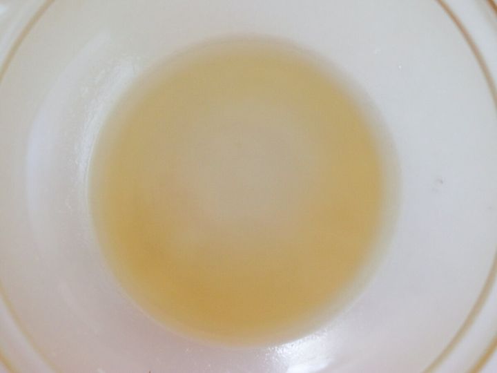 透明のボウルに米油とメープルシロップを入れた様子