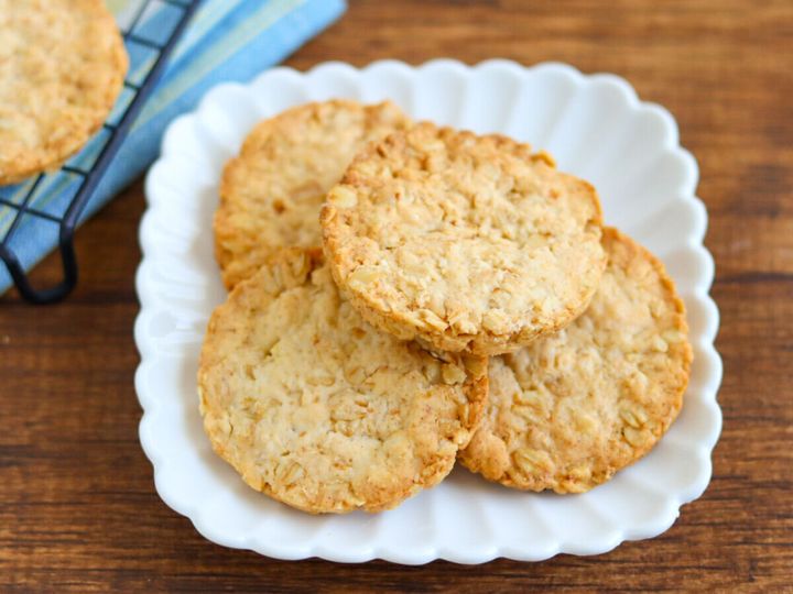 こんがり焼きあがった米粉のオートミールクッキーが白いお皿に盛られている