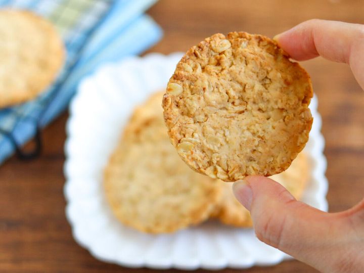 焼きあがった米粉のオートミールクッキーを手で持ち上げているところ