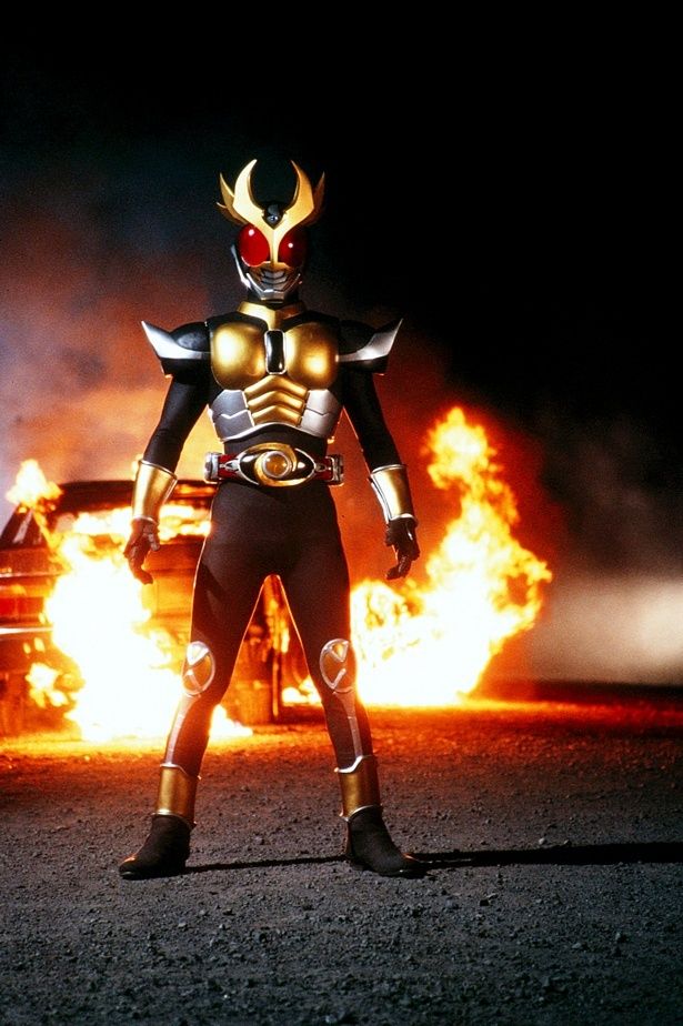 【写真を見る】津上翔一が変身する光り輝く金色の戦士、アギト(「仮面ライダーアギト」) [c]石森プロ・東映