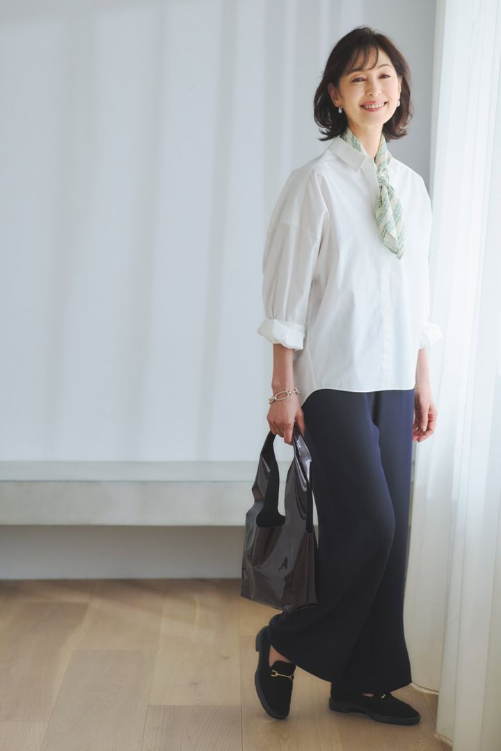 シャツ¥14,300／ソージュ（ソージュ オンラインストア）、パンツ¥8,990／アンフィーロ、靴¥15,990／ステッピ（ともにオンワード樫山）、スカーフ¥38,500／ラプレスティックウィンストン（トゥモローランド）、イヤリング¥ 8,800／アビステ、ブレスレット¥79,860 ／バブルス（ズットホリック）、バッグ ¥68,200／ドメスティック（アッシュ・ペー・フランス）