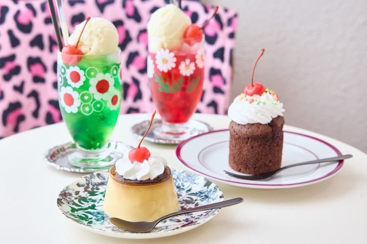 「もえちゃん家で食べた思い出プリン」803円（手前左）、「れとぽちゃんの本命チョコレートケーキ」803円（手前右）、メロンソーダ、ストロベリーソーダはチャージ料金に+300円（奥）