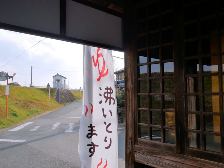 熊本市にある植木温泉は、開湯130年の歴史ある温泉郷です。pH8.0前後のアルカリ性の湯がもたらすとろとろの肌触りが特徴で、「美人の湯」としても評判。懐かしい情緒が漂う街並みと温泉ソムリエが在籍する質の高い宿が魅力です。
