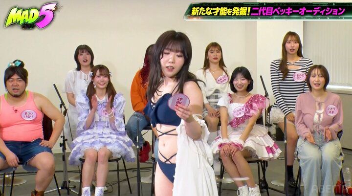 【写真・画像】「脱ぎやすい服で来ました」テレビ初出演の21歳グラドル、紐ビキニ姿に“生着替え”！むっちり豊満ボディを披露 2枚目