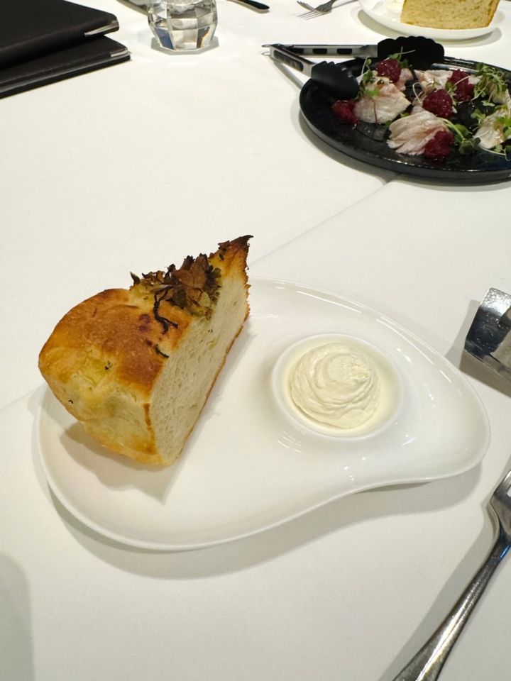 南青山のレストラン「TEST KITCEHN H（テストキッチン・エイチ）」のパン