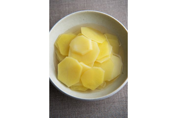 さっぱりとした春の副菜“ゆでじゃがいもの酢の物”