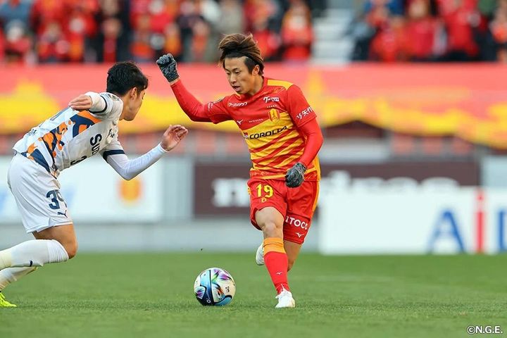 画像: 左利きと間違われるほど、甲田英將は本物の両利きである。（写真提供：名古屋グランパス）