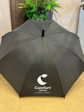 【福岡県北九州市・熊本県熊本市・佐賀県佐賀市・宮崎県宮崎市】グリーンズが、運営する5ホテルの宿泊者向け貸出用傘をビニール傘から長傘へ切り替え