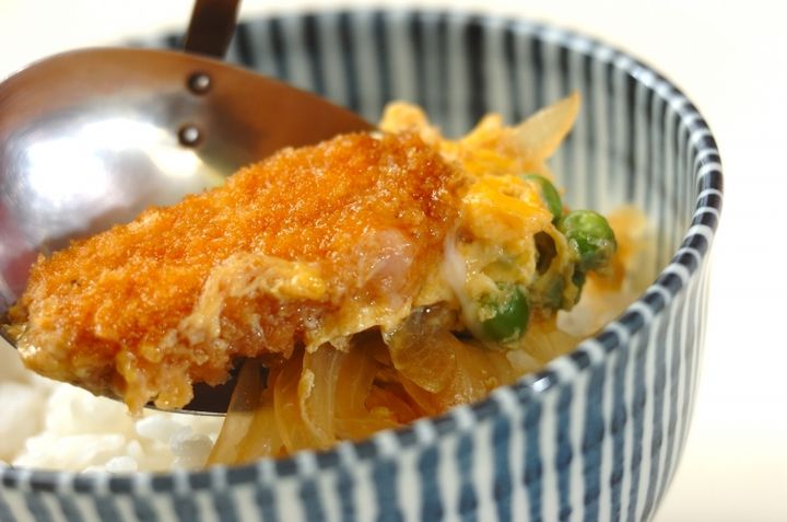 エンドウ豆入り卵とじトンカツ丼の作り方4