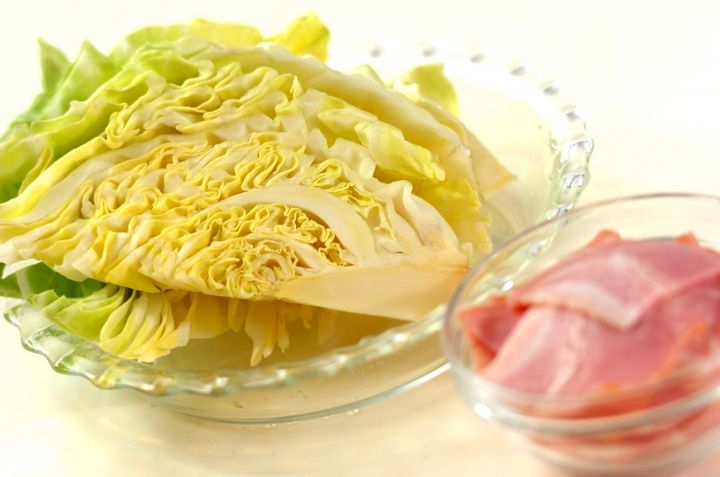 春キャベツのベーコン蒸しの下準備1