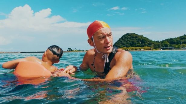事故を未然に防ぎ、万が一の時には迷わず命を救うライフセーバーの物語 [c]映画「太陽の守護神」製作委員会 