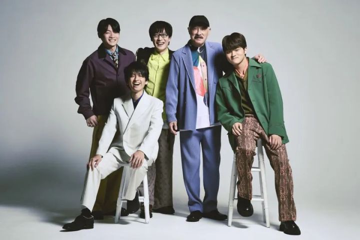 新生T-SQUAREのメンバー5人が白背景スタジオで撮影したアーティスト集合写真。白スーツ・黄緑・青・緑など各自個性的な衣装で笑顔を見せるグループショット